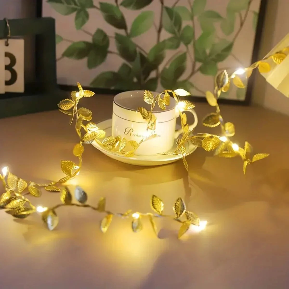 LED Lichterkette mit goldenen Blättern