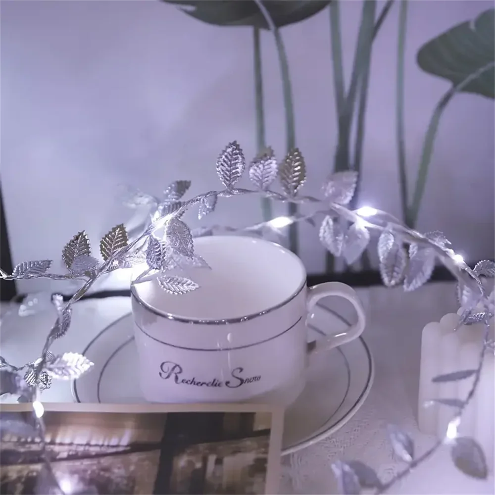 LED Lichterkette mit goldenen Blättern