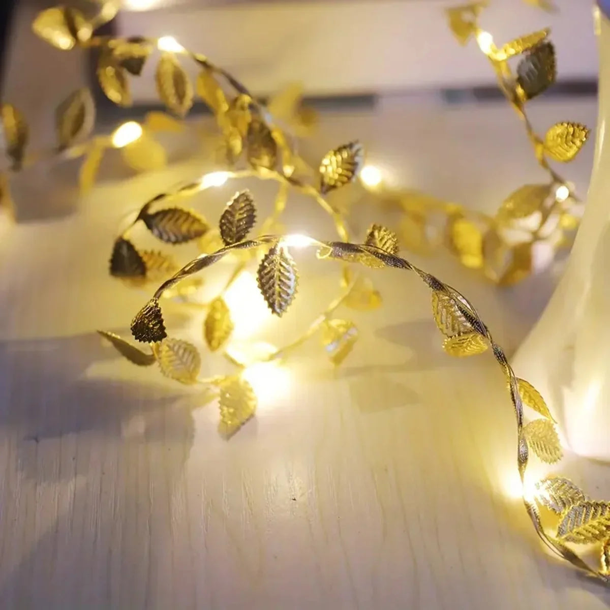 LED Lichterkette mit goldenen Blättern